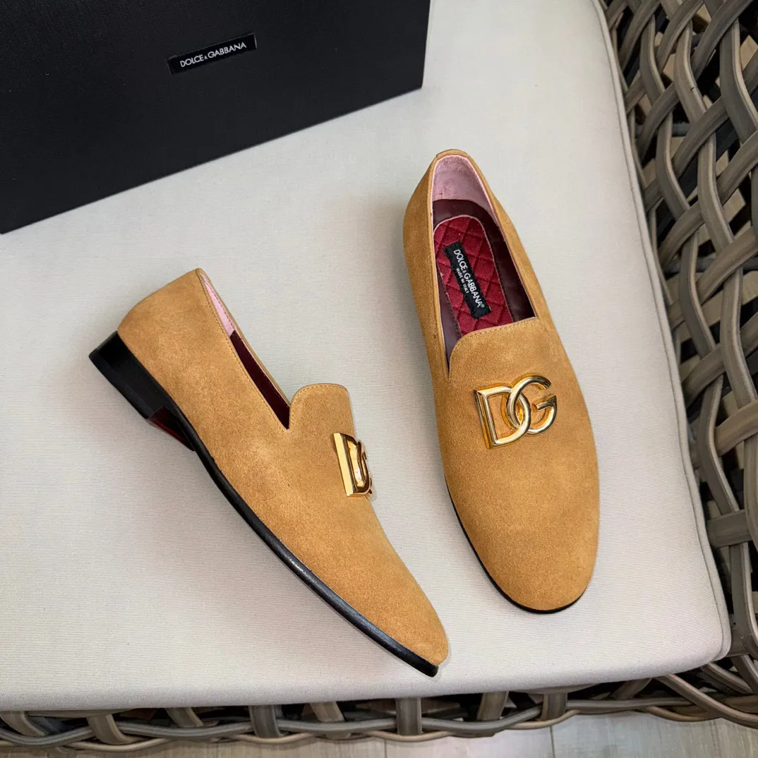💰¥960 D&G cowhide moccasin loafers for men｜Embellished with DG hardware nameplate｜Made of imported calfskin｜Retro and shiny texture complement each other｜Release charming tones to outline a confident posture｜Imported calfskin + cowhide lining + Italian leather outsole Size: 39-44 (38.45 custom-made)
